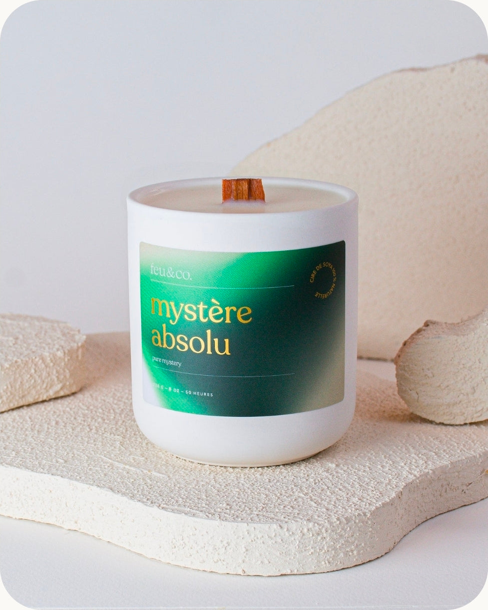 Bougie Mystère Absolu 8 oz avec mèche de bois et étiquette verte Feu&Co 