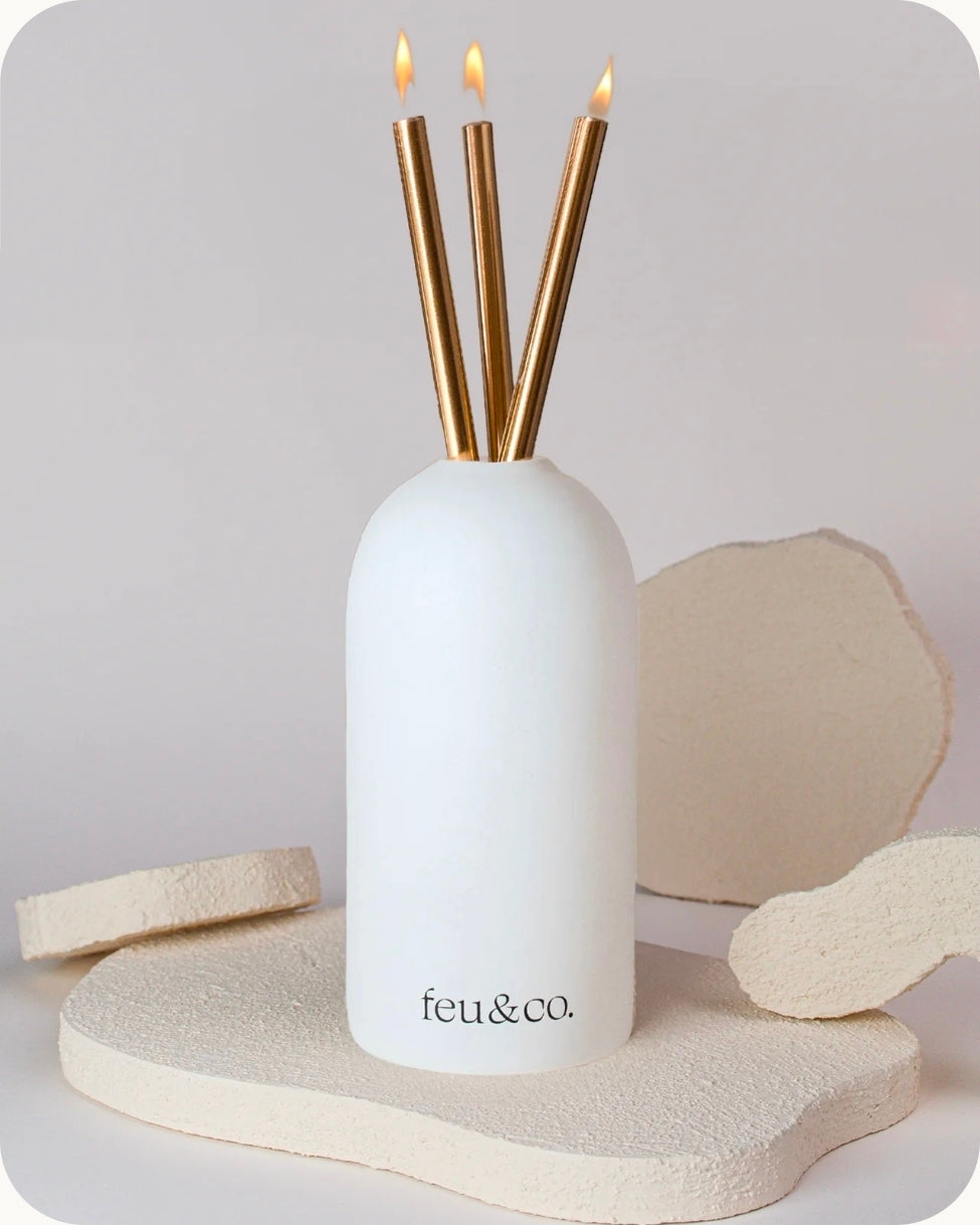 Bougie infinie décorative avec vase blanc et bâtons dorés, flamme réelle et design moderne